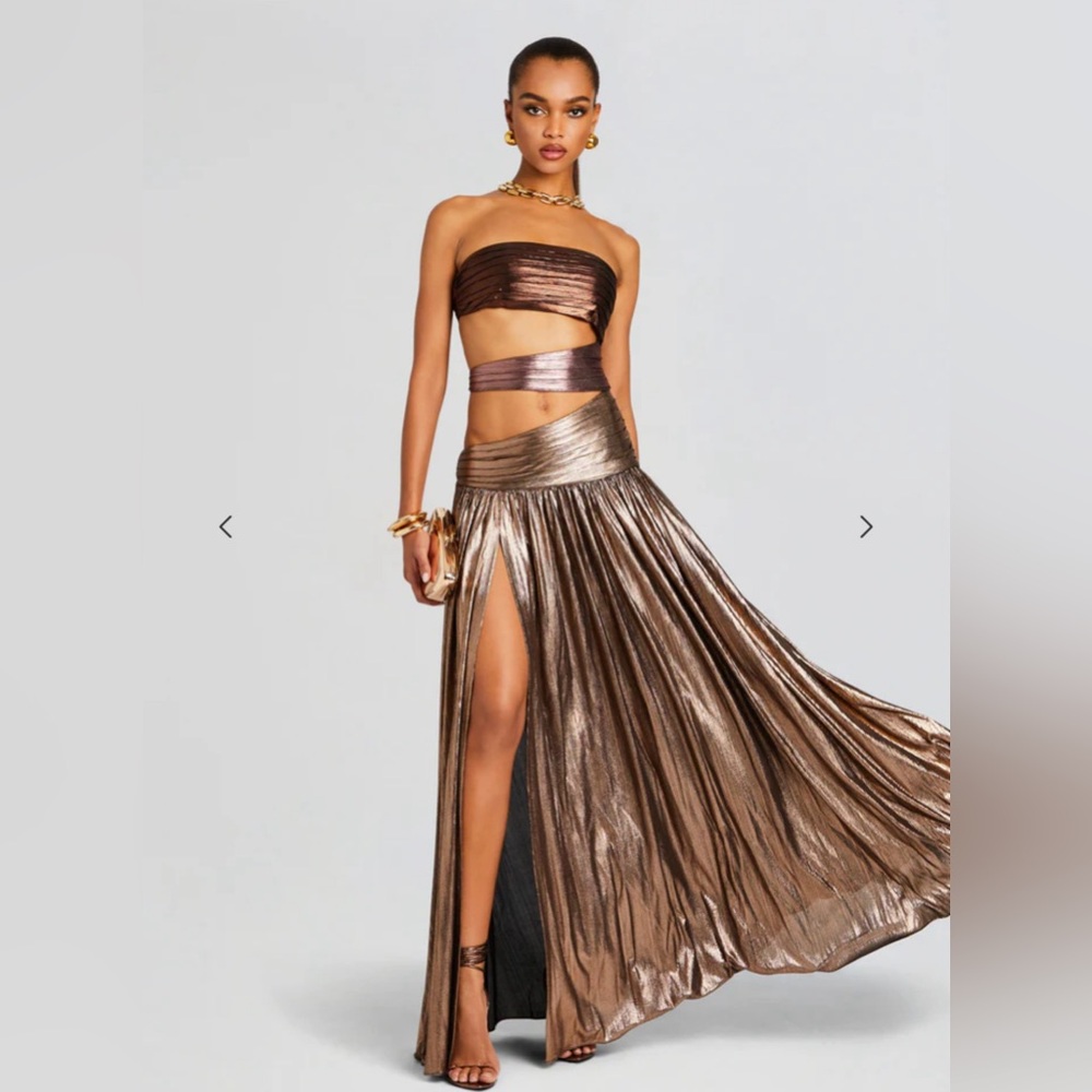 Crafted from luxurious lamé fabric, this strapless gown radiates elegance